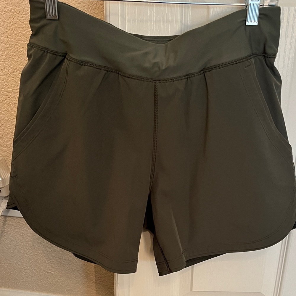 Lands End NWOT size 8 green short with inner panty and pockets.